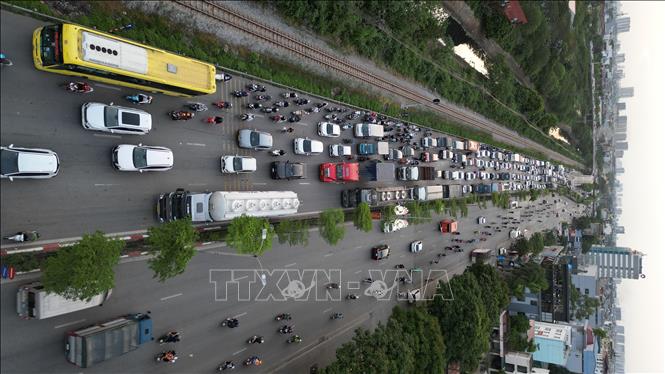 Về chiều, mật độ giao thông gia tăng hướng ra ngoại thành. Ảnh: Minh Quyết - TTXVN