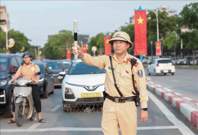 Lực lượng cảnh sát giao thông tích cực điều tiết, hướng dẫn các phương tiện ra khỏi Thủ đô tối ngày 29/4, bảo đảm trật tự, an toàn giao thông, giảm ùn tắc, giúp người dân di chuyển thuận lợi trong dịp nghỉ lễ. Ảnh: Phan Phương - TTXVN