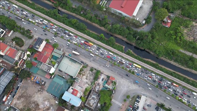 Về chiều, mật độ giao thông gia tăng hướng ra ngoại thành. Ảnh: Minh Quyết - TTXVN