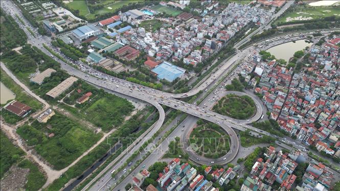 Về chiều, mật độ giao thông gia tăng hướng ra ngoại thành. Ảnh: Minh Quyết - TTXVN