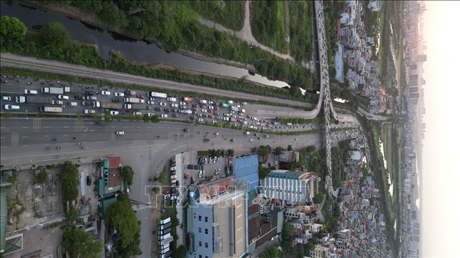 Về chiều, mật độ giao thông gia tăng hướng ra ngoại thành. Ảnh: Minh Quyết - TTXVN