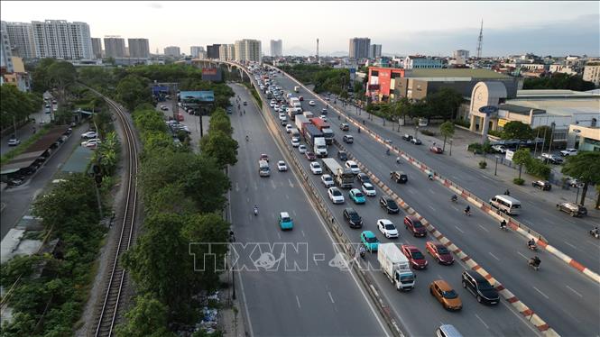 Về chiều, mật độ giao thông gia tăng hướng ra ngoại thành. Ảnh: Minh Quyết - TTXVN