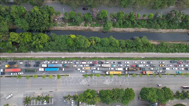 Về chiều, mật độ giao thông gia tăng hướng ra ngoại thành. Ảnh: Minh Quyết - TTXVN