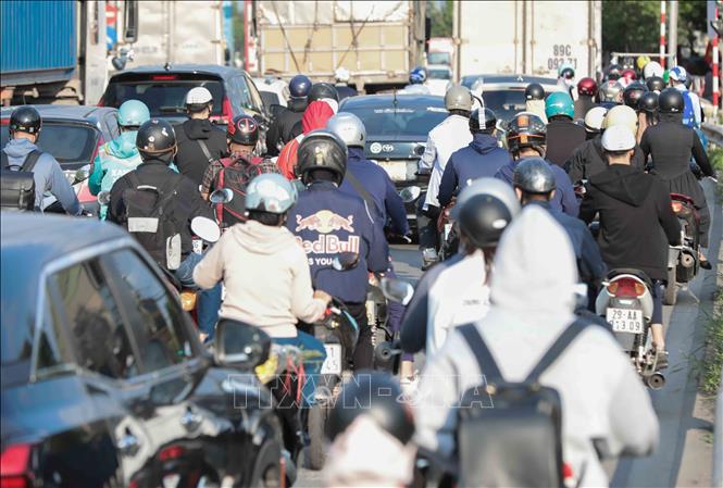 Ùn tắc cục bộ xảy ra tại điểm giao  Nguyễn Văn Linh - Thạch Bàn hướng ra khỏi trung tâm Thành phố. Ảnh: Phan Phương - TTXVN