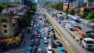 Người dân ùn ùn rời cửa ngõ Thủ đô bắt đầu kỳ nghỉ lễ 30/4-1/5