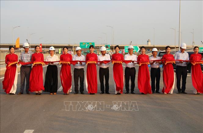 Thực hiện nghi thức thông xe cao tốc Biên Hòa - Vũng Tàu. Ảnh: Công Phong - TTXVN