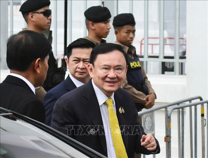 Cựu Thủ tướng Thái Lan Thaksin Shinawatra (phía trước) tại Bangkok ngày 9/9/2025. Ảnh: THX/TTXVN