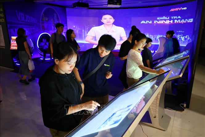 Người dân trải nghiệm các công nghệ tại triển lãm về lực lượng An ninh nhân dân qua các thời kỳ. Ảnh: Trần Lê Lâm - TTXVN