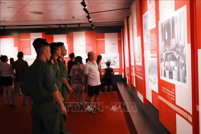 Khách tham quan triển lãm về lực lượng An ninh nhân dân qua các thời kỳ. Ảnh: Trần Lê Lâm - TTXVN 