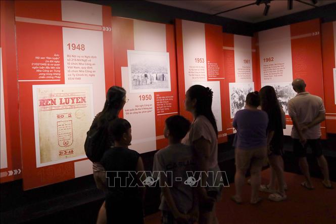 Người dân, du khách tham quan triển lãm về lực lượng An ninh nhân dân qua các thời kỳ. Ảnh: Trần Lê Lâm - TTXVN 