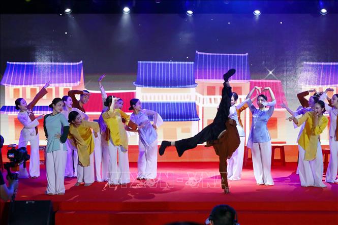 Biểu diễn nghệ thuật tại chương trình. Ảnh: Trần Lê Lâm - TTXVN 