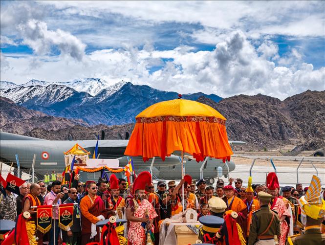 Lễ đón Xá lợi Đức Phật tại sân bay ở Vùng lãnh thổ Ladakh. Ảnh: Liên đoàn Phật giáo Quốc tế cung cấp