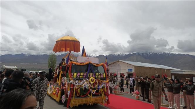 Lễ rước Xá lợi Đức Phật ra khỏi sân bay ở Vùng lãnh thổ Ladakh. Ảnh: Liên đoàn Phật giáo Quốc tế cung cấp