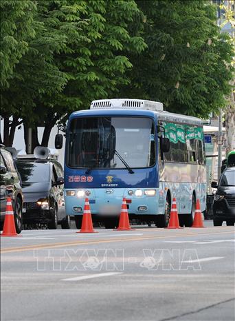 Xe chở cựu Tổng thống Hàn Quốc Yoon Suk Yeol tới Tòa án quận trung tâm Seoul ngày 29/4/2026. Ảnh: Yonhap/TTXVN