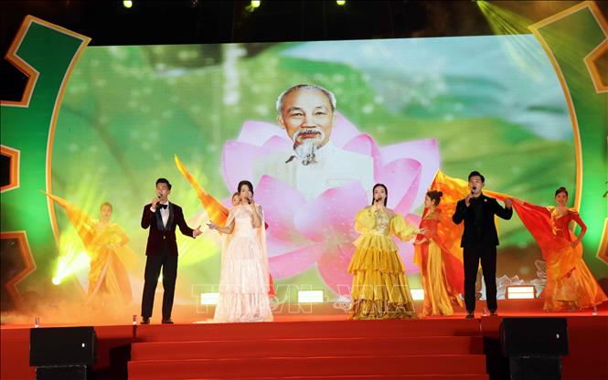 Chương trình nghệ thuật tại lễ khai mạc hội chợ. Ảnh: Trần Trang-TTXVN 
