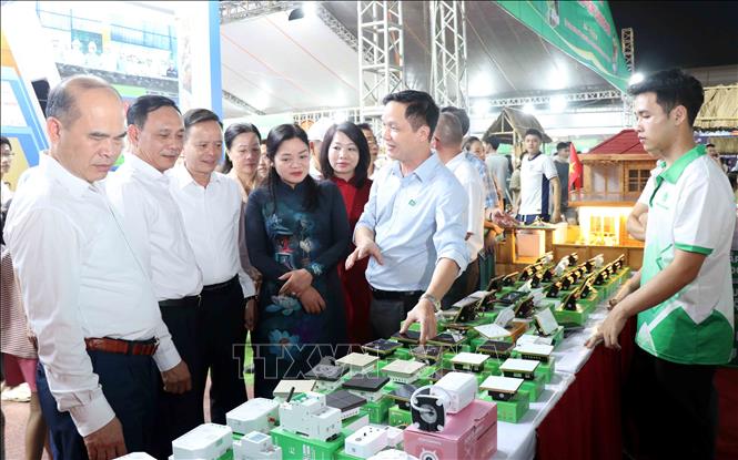 Lãnh đạo tỉnh Thái Nguyên tham quan các gian hàng tại hội chợ. Ảnh: Trần Trang-TTXVN 