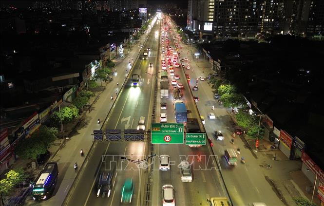 Các phương tiện di chuyển nhích từng mét một trên đường Vành đai 3 hướng từ trung tâm thành phố đi cầu Thanh Trì, cao tốc Pháp Vân - Cầu Giẽ trong đêm muộn. Ảnh: Quốc Khánh - TTXVN