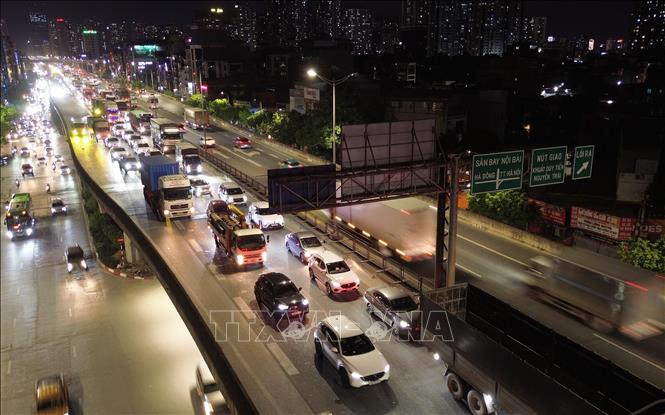 Ùn ứ kéo dài trên đường vành đai 3 trên cao trong đêm muộn 29/4. Ảnh: Quốc Khánh - TTXVN