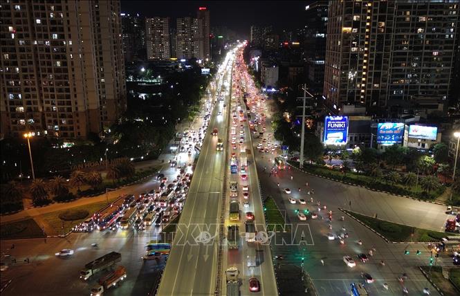 Ùn ứ kéo dài hàng Km trên đường Vành đai 3 trên cao hướng ra khỏi trung tâm thành phố lúc 22h15 29/4. Ảnh: Quốc Khánh - TTXVN