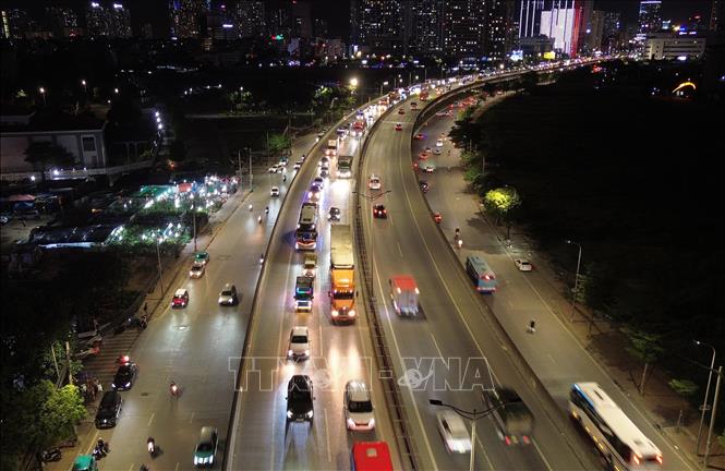 Các phương tiện nhích từng mét một trên đường vành đai 3 trên cao hướng từ Trung tâm thành phố ra cửa ngõ phía Nam lúc 22h15 phút 29/4. Ảnh: Quốc Khánh - TTXVN
