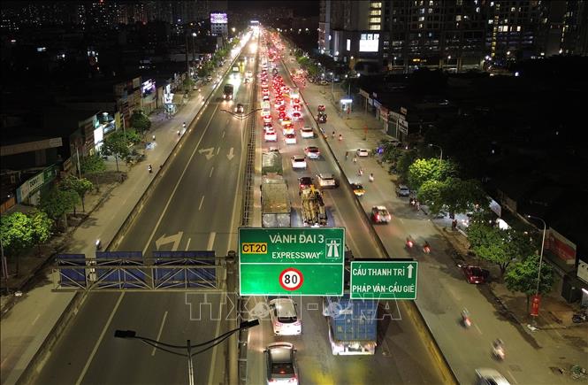 Các phương tiện di chuyển nhích từng mét trên đường vành đai 3 hướng từ trung tâm thành phố đi cầu Thanh Trì, cao tốc Pháp Vân - Cầu Giẽ trong đêm muộn. Ảnh: Quốc Khánh - TTXVN