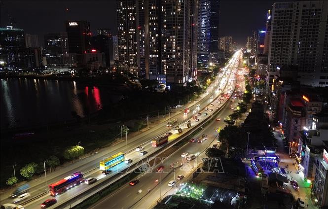 Các phương tiện nhích từng chút trên đường vành đai 3 trên cao hướng từ Trung tâm thành phố ra cửa ngõ phía Nam lúc 22h15 phút 29/4. Ảnh: Quốc Khánh - TTXVN
