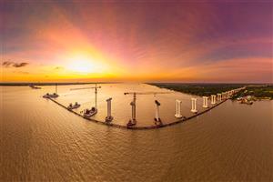 Ngắm hoàng hôn trên công trường cầu Đại Ngãi 1