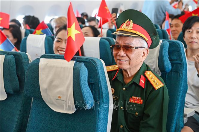 The flight became even more special with the presence of Captain, veteran Vu Dang Toan – former Political Commissar of Company 4, who commanded Tank 390 that crashed through the gates of the Independence Palace at noon on April 30, 1975. Photo by courtesy/VNA