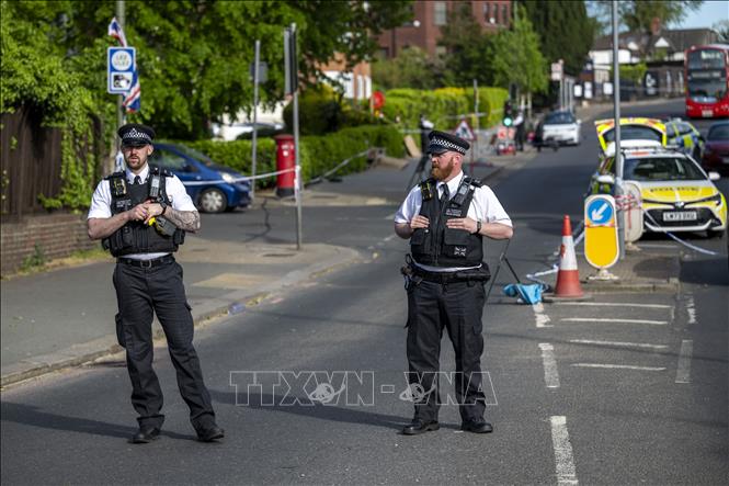 Cảnh sát phong toả hiện trường vụ tấn công bằng dao nhằm vào cộng đồng Do Thái ở Golders Green, phía Bắc thủ đô London, Anh ngày 29/4/2026. Ảnh: THX/TTXVN
