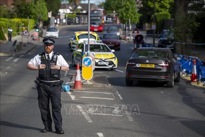 Cảnh sát phong toả hiện trường vụ tấn công bằng dao nhằm vào cộng đồng Do Thái ở Golders Green, phía Bắc thủ đô London, Anh ngày 29/4/2026. Ảnh: THX/TTXVN
