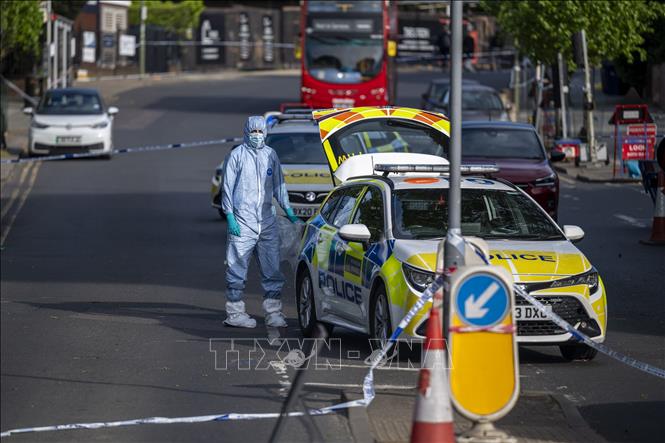 Nhân viên pháp y làm nhiệm vụ tại hiện trường vụ tấn công bằng dao nhằm vào cộng đồng Do Thái ở Golders Green, phía Bắc thủ đô London, Anh ngày 29/4/2026. Ảnh: THX/TTXVN