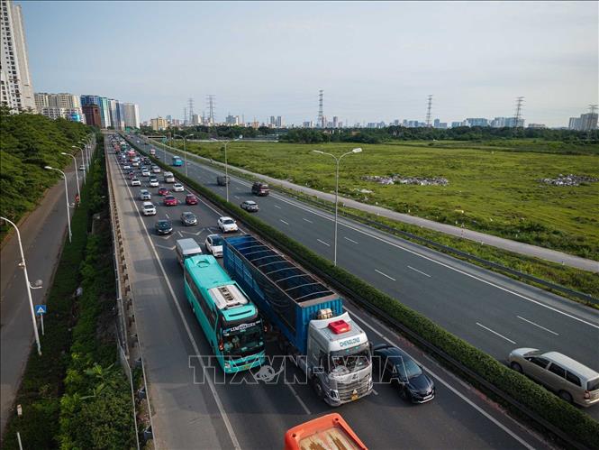 Dòng xe nối dài, di chuyển chậm trên cao tốc Pháp Vân - Cầu Giẽ để rời Thủ đô trong buổi sáng 30/4. Ảnh: Phạm Tuấn Anh - TTXVN