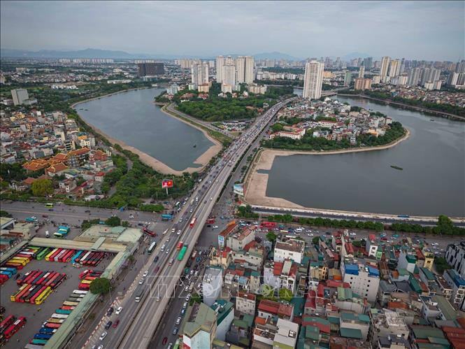Khu vực bến xe Nước Ngầm và các tuyến đường lân cận có đông phương tiện trong buổi sáng 30/4. Ảnh: Phạm Tuấn Anh - TTXVN