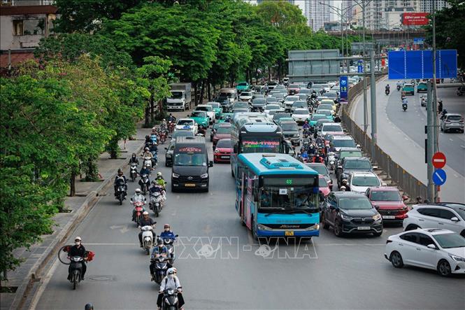 Các phương tiện cá nhân di chuyển dày đặc trên trục đường Giải Phóng hướng ra ngoại thành. Ảnh: Phạm Tuấn Anh - TTXVN