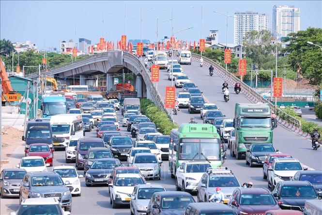 Nhiều người dân rời Hà Nội ngay từ sáng khiến tuyến đường Cổ Linh bị quá tải. Ảnh: Hoàng Hiếu - TTXVN