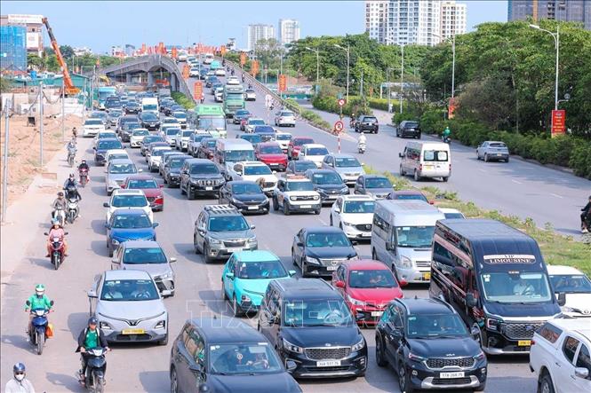 Nhiều người dân rời Hà Nội ngay từ sáng khiến tuyến đường Cổ Linh bị quá tải. Ảnh: Hoàng Hiếu - TTXVN