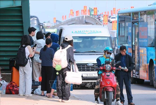 Người dân chờ đón xe đi về các tỉnh trong sáng 30/4. Ảnh: Hoàng Hiếu - TTXVN
