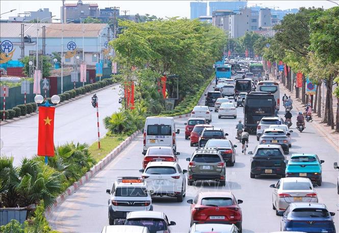 Lưu lượng người và phương tiện tăng cao trên đường Cổ Linh từ 8h sáng. Ảnh: Hoàng Hiếu - TTXVN