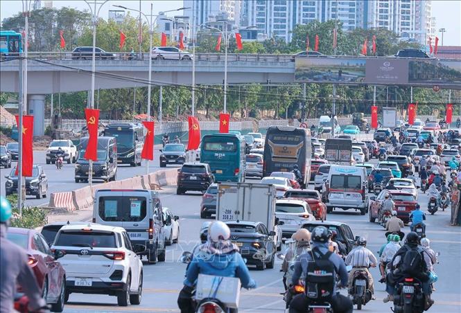 Lượng người và phương tiện tăng cao theo hướng cầu Vĩnh Tuy ra hướng Long Biên đi các tỉnh. Ảnh: Hoàng Hiếu - TTXVN