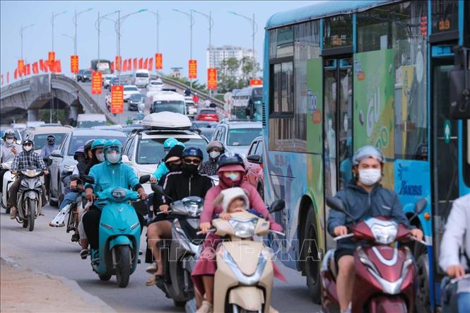 Người dân tranh Hà Nội về các tỉnh trong sáng 30/4. Ảnh: Hoàng Hiếu - TTXVN