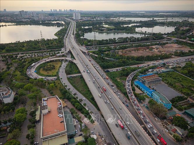 Nút giao thông lớn tại cửa ngõ phía Nam Hà Nội bắt đầu đông đúc, các phương tiện di chuyển theo nhiều hướng về các tỉnh lân cận. Ảnh: Phạm Tuấn Anh - TTXVN