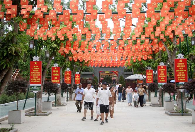 Khu di tích quốc gia đặc biệt Kim Liên được trang hoàng rực rỡ đón tiếp du khách trong nước và quốc tế. Ảnh: Bích Huệ-TTXVN