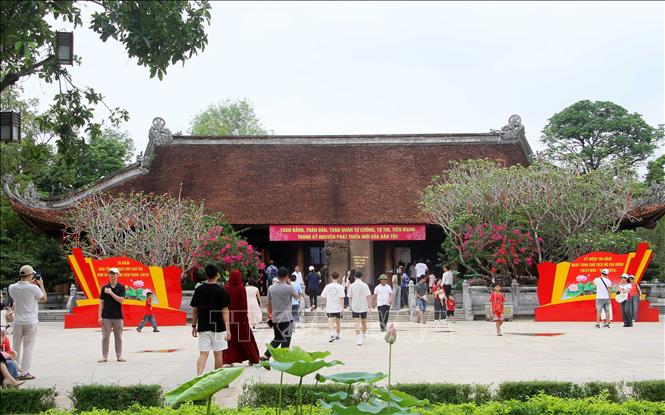 Khu di tích quốc gia đặc biệt Kim Liên được trang hoàng rực rỡ đón tiếp du khách trong nước và quốc tế. Ảnh: Bích Huệ-TTXVN