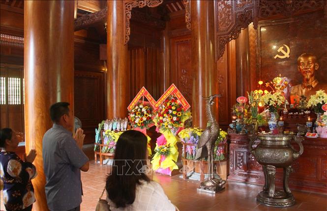 Dịp nghỉ lễ 30/4 – 1/5 trung bình mỗi ngày có hàng nghìn du khách về tham quan. Ảnh: Bích Huệ-TTXVN