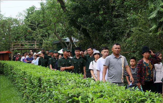 Dịp nghỉ lễ 30/4 – 1/5 trung bình mỗi ngày có hàng nghìn du khách về tham quan. Ảnh: Bích Huệ-TTXVN