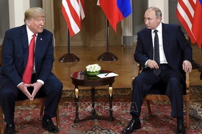 Tổng thống Nga Vladimir Putin (phải) trong cuộc gặp người đồng cấp Mỹ Donald Trump tại Helsinki, Phần Lan. Ảnh: THX/TTXVN