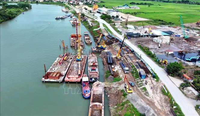 Cầu vượt sông Trà Lý và đường dẫn hai đầu cầu thuộc dự án tuyến đường từ phường Thái Bình đi xã Hưng Hà kết nối với phường Phố Hiến đang được khẩn trương thi công. Ảnh: Mạnh Khánh - TTXVN