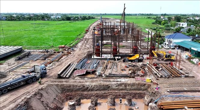 Quang cảnh công trường cầu vượt sông Trà Lý và đường dẫn hai đầu cầu thuộc dự án tuyến đường từ phường Thái Bình đi xã Hưng Hà kết nối với phường Phố Hiến. Ảnh: Mạnh Khánh - TTXVN