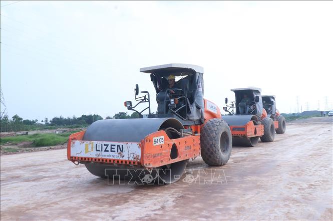 Trên công trường tuyến đường Vành đai 4 - vùng Thủ đô Hà Nội qua địa bàn tỉnh Hưng Yên, công nhân đang miệt mài làm việc xuyên ngày nghỉ lễ 30/4-1/5. Ảnh: Mạnh Khánh - TTXVN