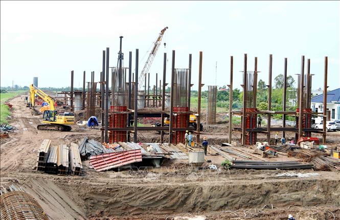 Nhiều mố cầu vượt sông Trà Lý đã được hình thành sau hơn 5 tháng thi công. Ảnh: Mạnh Khánh - TTXVN